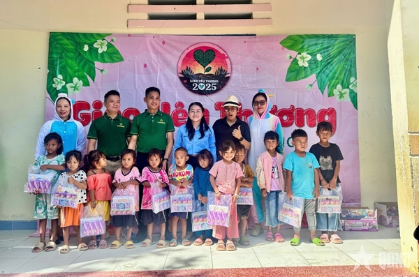 Mang nước sạch và những món quà đến với đồng bào Raglai tỉnh Khánh Hòa